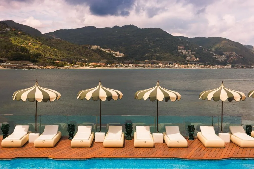 Piscina de agua salada del Atlantis Bay tallada en las rocas de la bahia de Mazzaro, Taormina