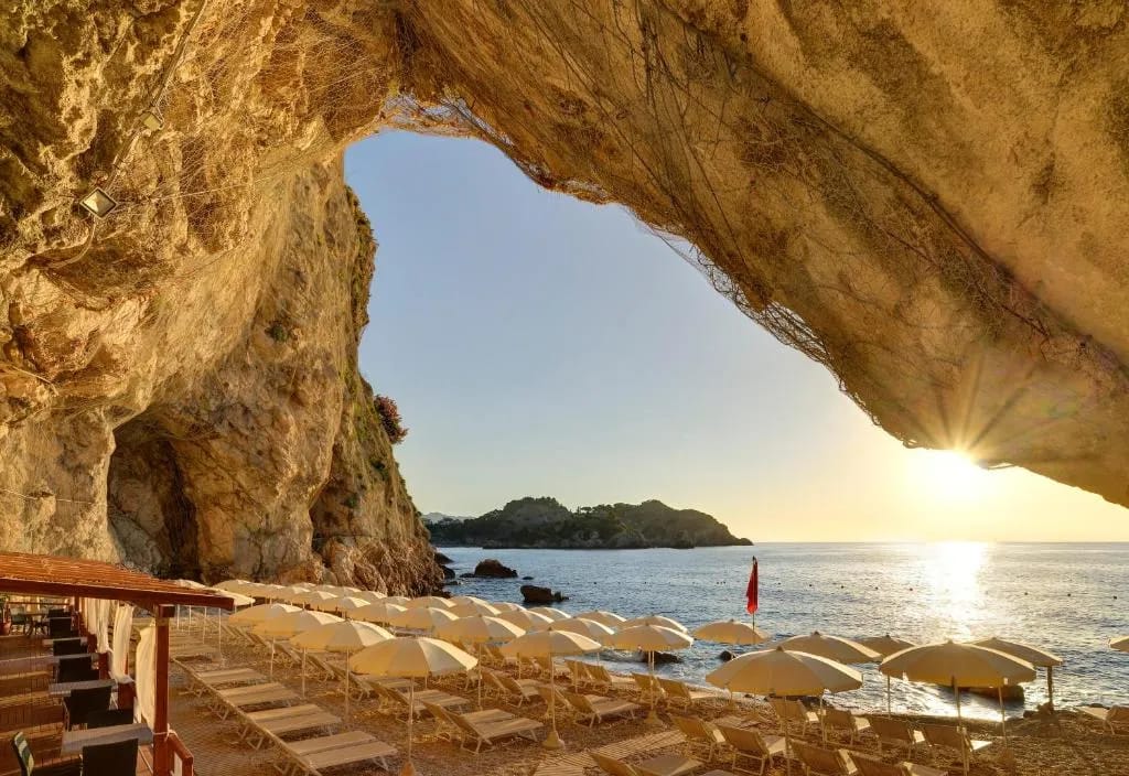 UNA Capotaormina sobre el acantilado del cabo Taormina