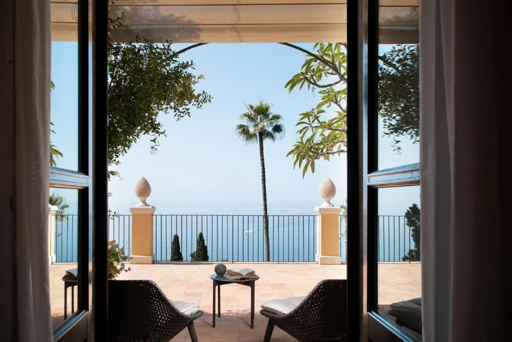 Fachada do jardim do Villa Belvedere Taormina com palmeiras
