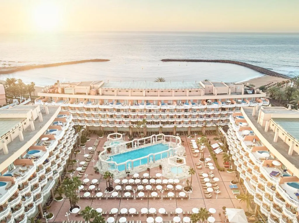 Fachada y zona de piscina del Hotel Cleopatra Palace, Playa de las Américas Tenerife