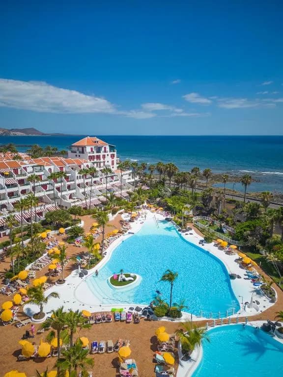 Piscina y complejo de apartamentos del Parque Santiago IV