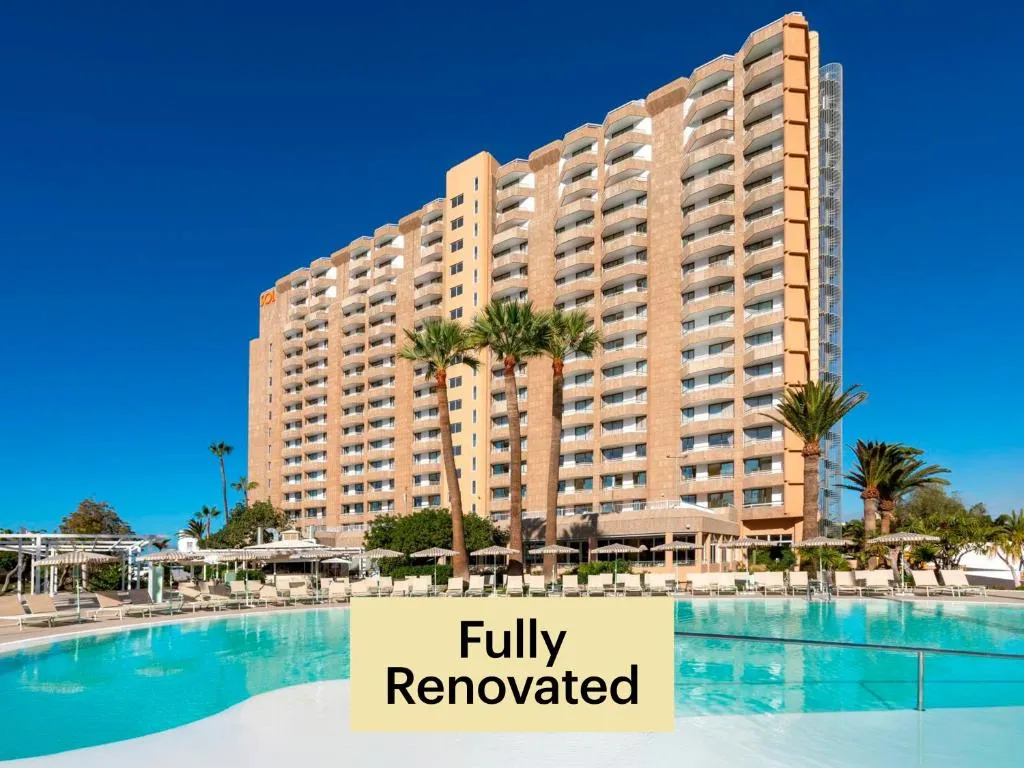 Fachada y piscina del SOL Arona Tenerife, Los Cristianos