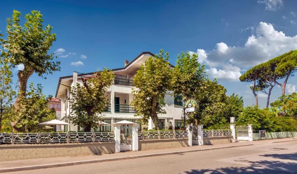 Fachada do Hotel Eura em Marina di Massa, Versília