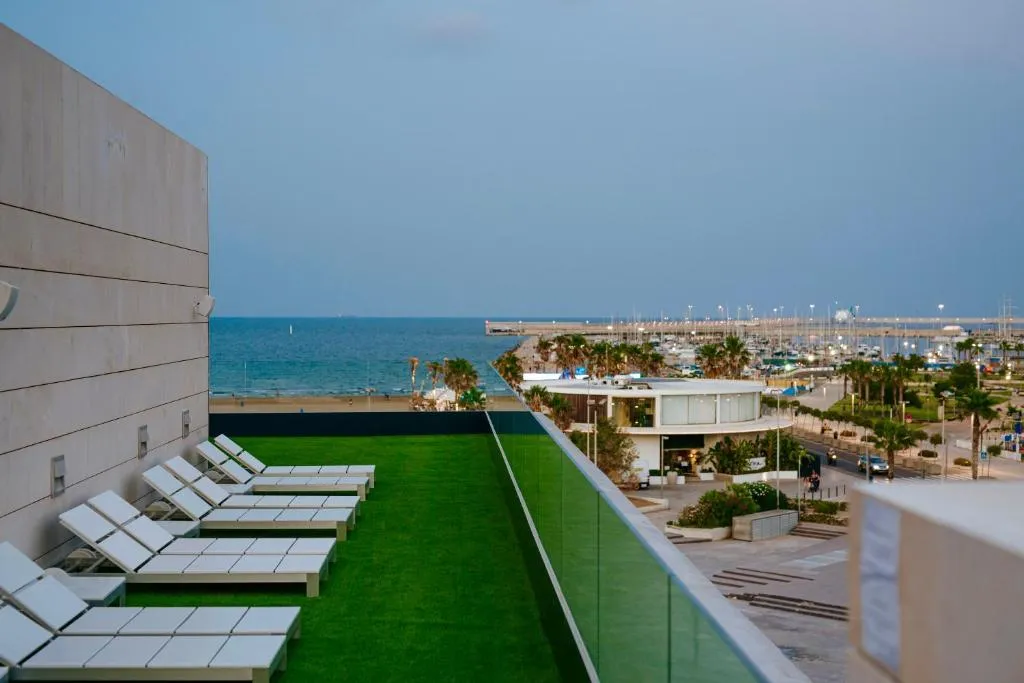 Hotel Neptuno Playa & Spa facade in Valencia