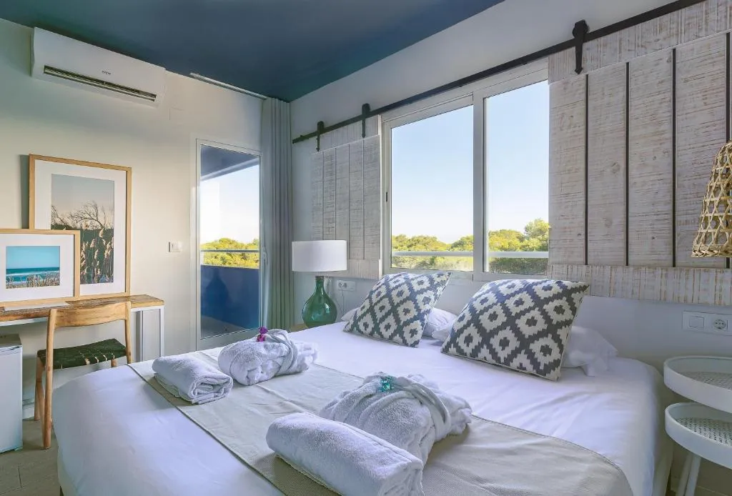 YOU and CO Saler Beach Boutique façade à Valence