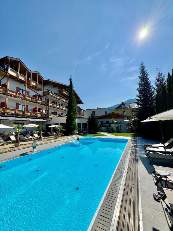 Upside Down Town Hotel Neue Post - Hôtel 4 étoiles, Zell am See, Zell am See - photo 1