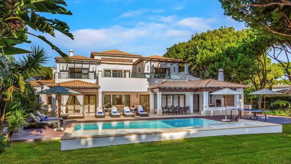 Fachada del hotel Pine Cliffs Village en Praia da Falesia, Algarve