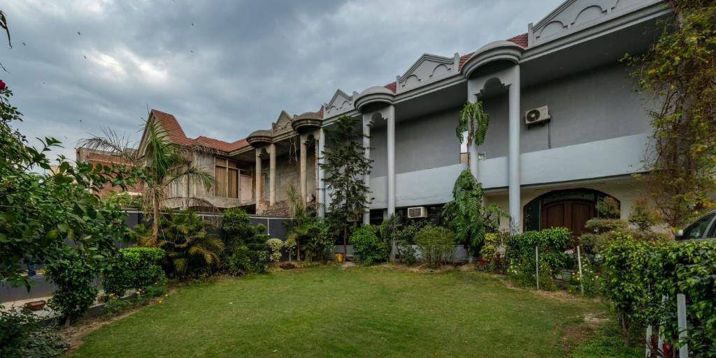 De Manora Homes - Unpretentious hotel with a garden , posh area Ranjit Avenue - 4-star hotel in Amritsar, Amritsar - photo 1