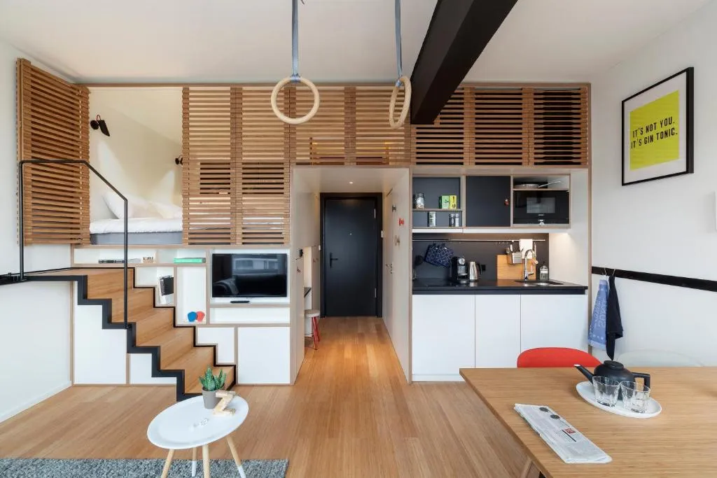 Quarto tipo loft do Zoku Amsterdam com mezanino