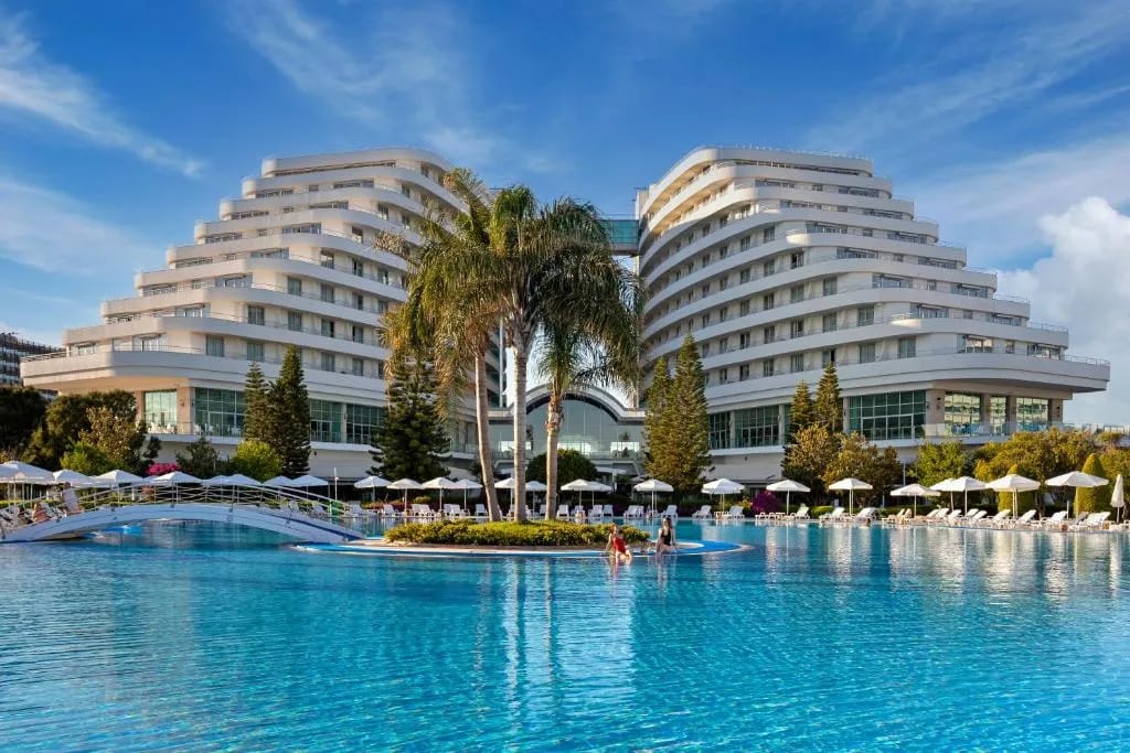 Piscina principal y fachada del resort en Miracle Resort Hotel, Lara Beach Antalya