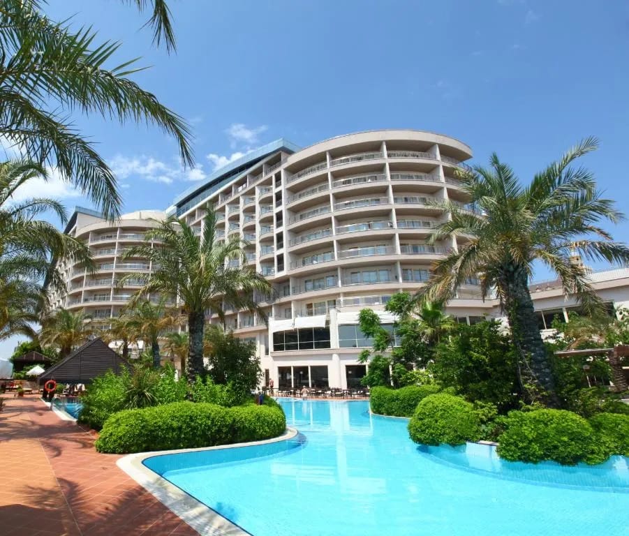 Piscina principal y fachada del resort en Liberty Hotels Lara, Lara Beach Antalya