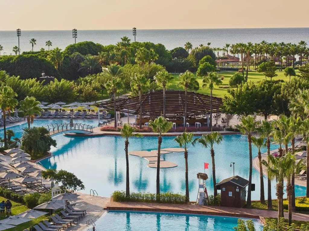 Piscina principal y fachada del resort en Lara Barut Collection, Lara Beach Antalya