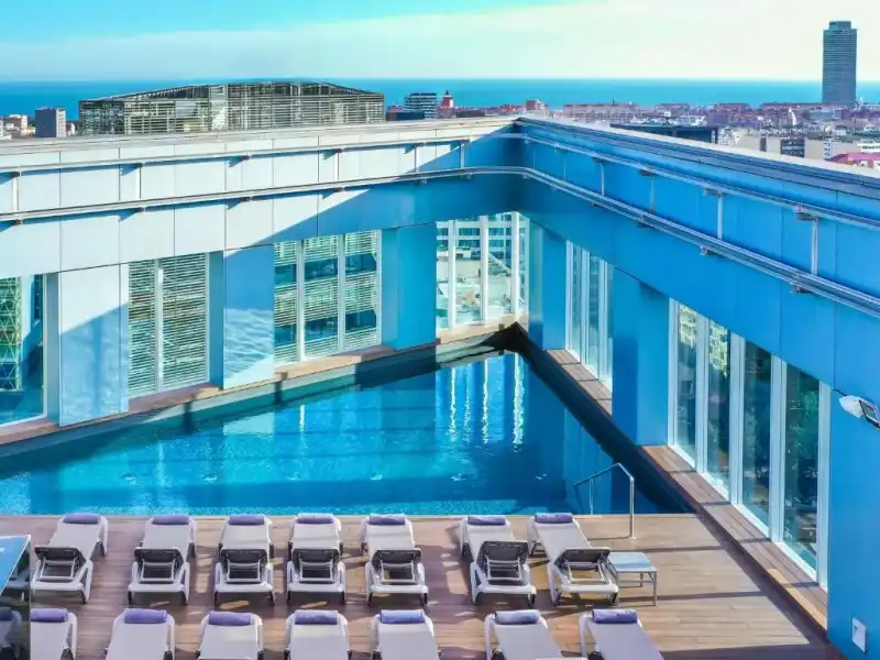Façade de l'hôtel Novotel Barcelona City sur l'Avinguda Diagonal
