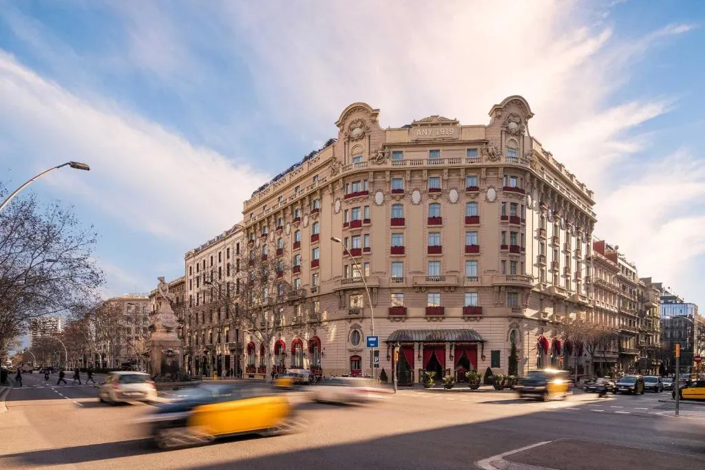 Fachada del gran Hotel El Palace Barcelona en la Gran Via