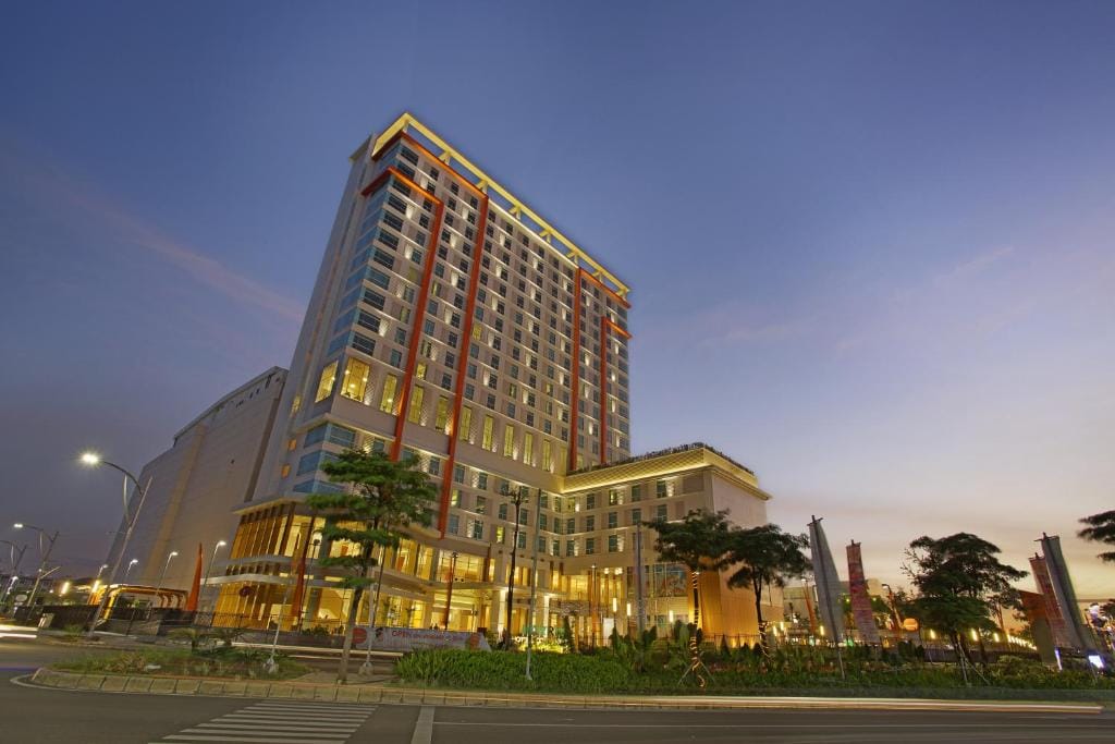 HARRIS Hotel & Conventions Bekasi - 4-star hotel in Bekasi, Bekasi - photo 1