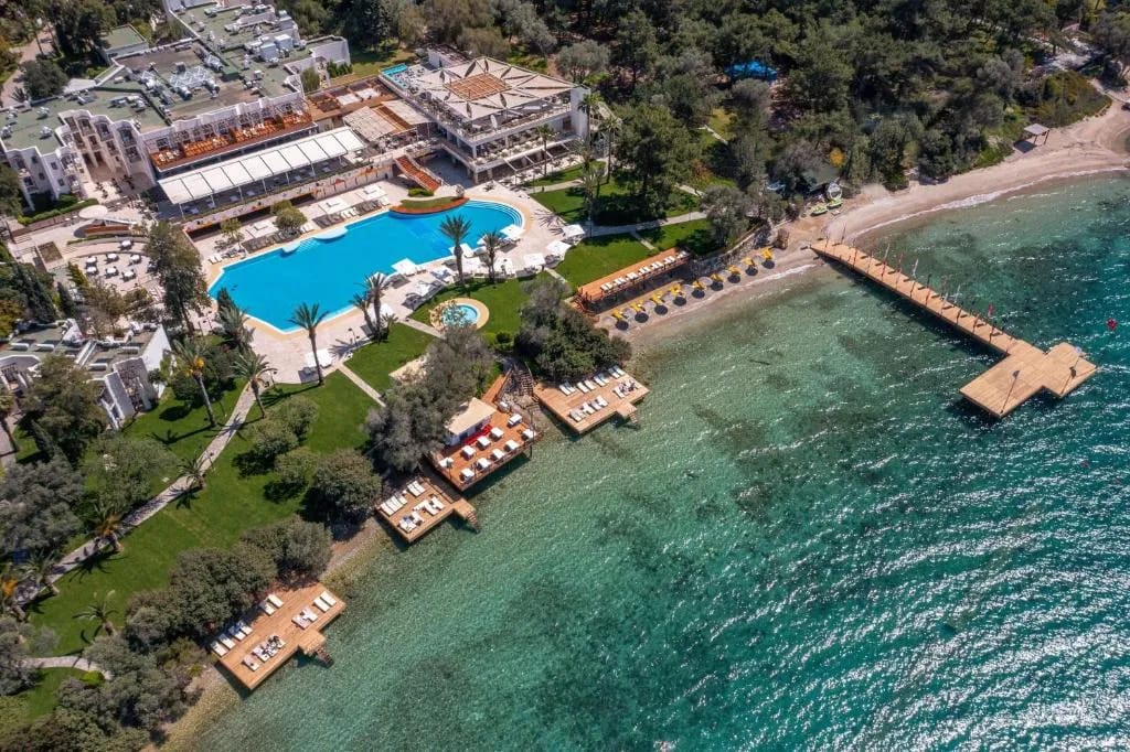 Piscina y resort del DoubleTree by Hilton Bodrum Isil Club, Torba