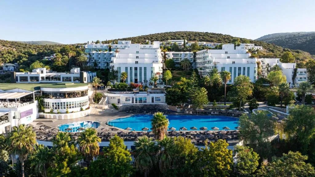 Vista aérea do Bodrum Holiday Resort & Spa com piscina e praia