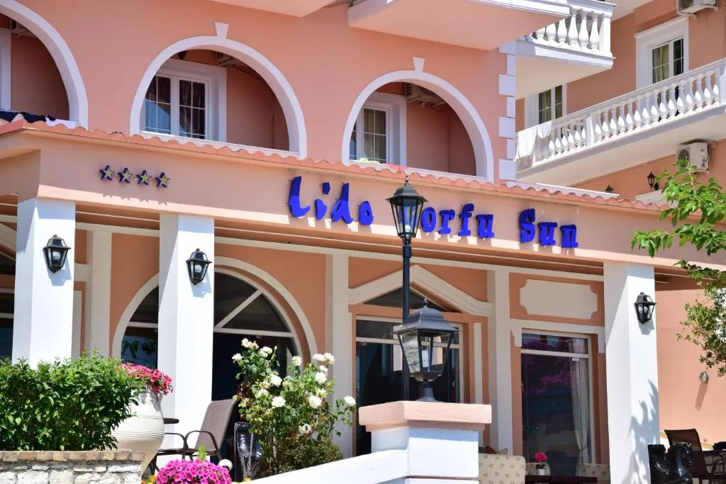 Piscine du Lido Corfu Sun Hotel avec vue sur la mer Ionienne