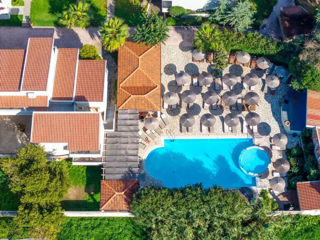 Vista aérea del resort Wyndham Corfu Acharavi con piscina y playa