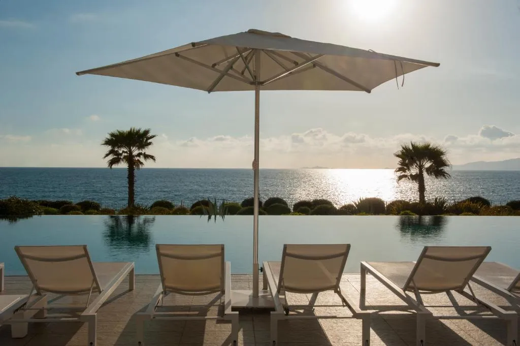 Radisson Blu Resort & Spa na praia de Agosta, baía de Ajaccio