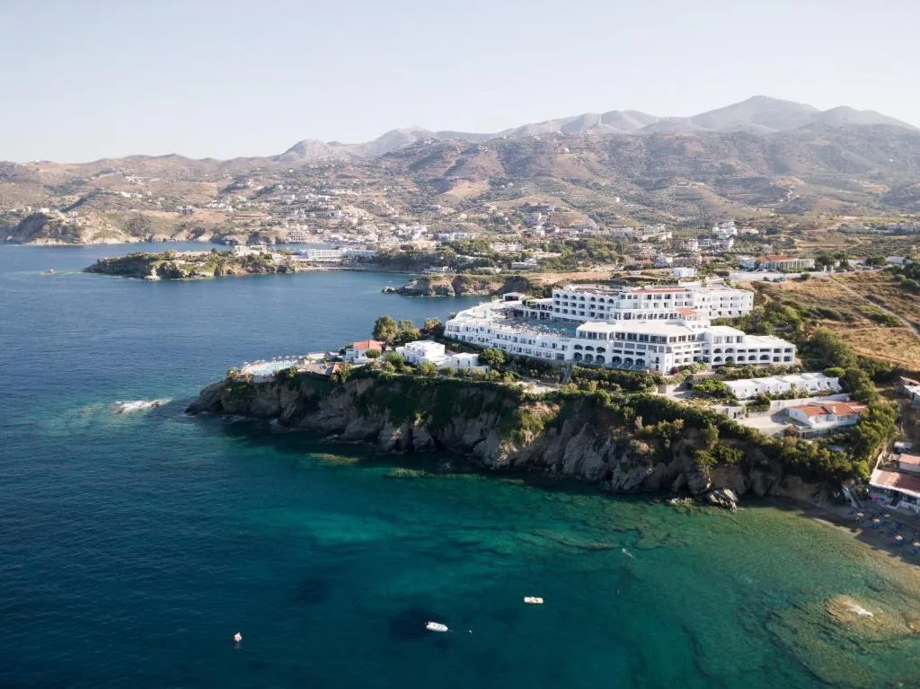 Fachada del hotel Peninsula Resort & Spa en Agia Pelagia, Creta