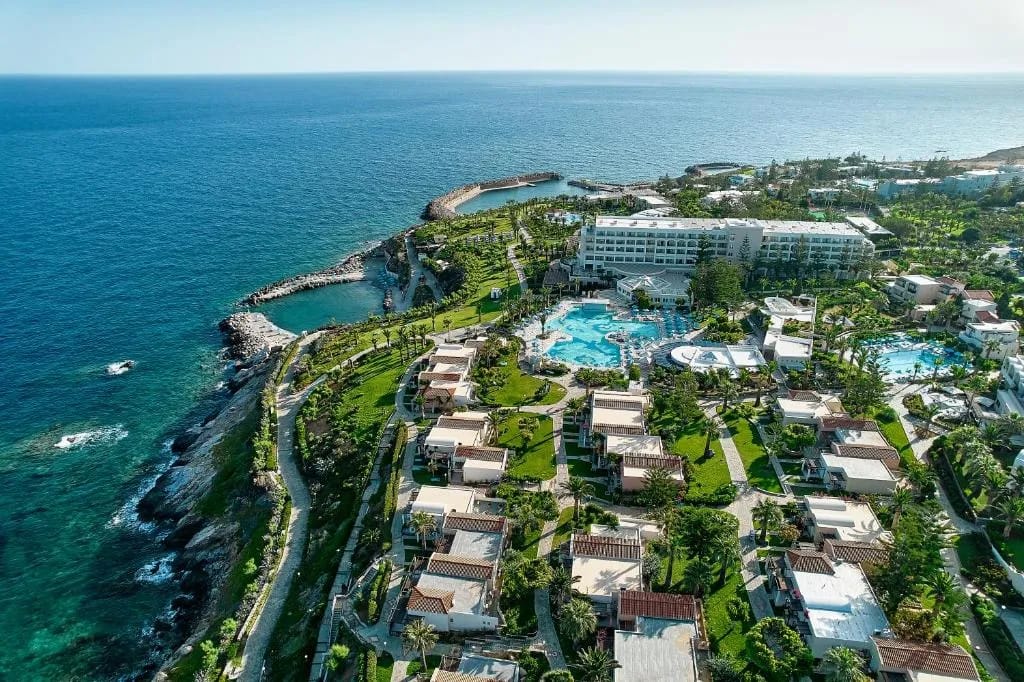 Fachada del hotel Iberostar Waves Creta Panorama & Mare en Panormos, Rethymno, Creta
