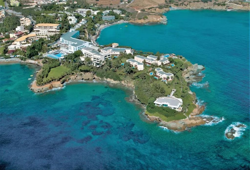 Fachada del hotel Out Of The Blue Resort & Spa en Agia Pelagia, Creta