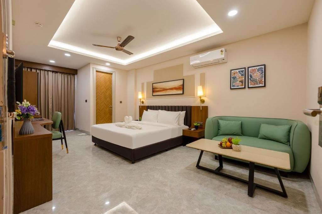Saltstayz Premier Faridabad Near Sarita Vihar - 3-star hotel in Faridabad, Faridabad - photo 1