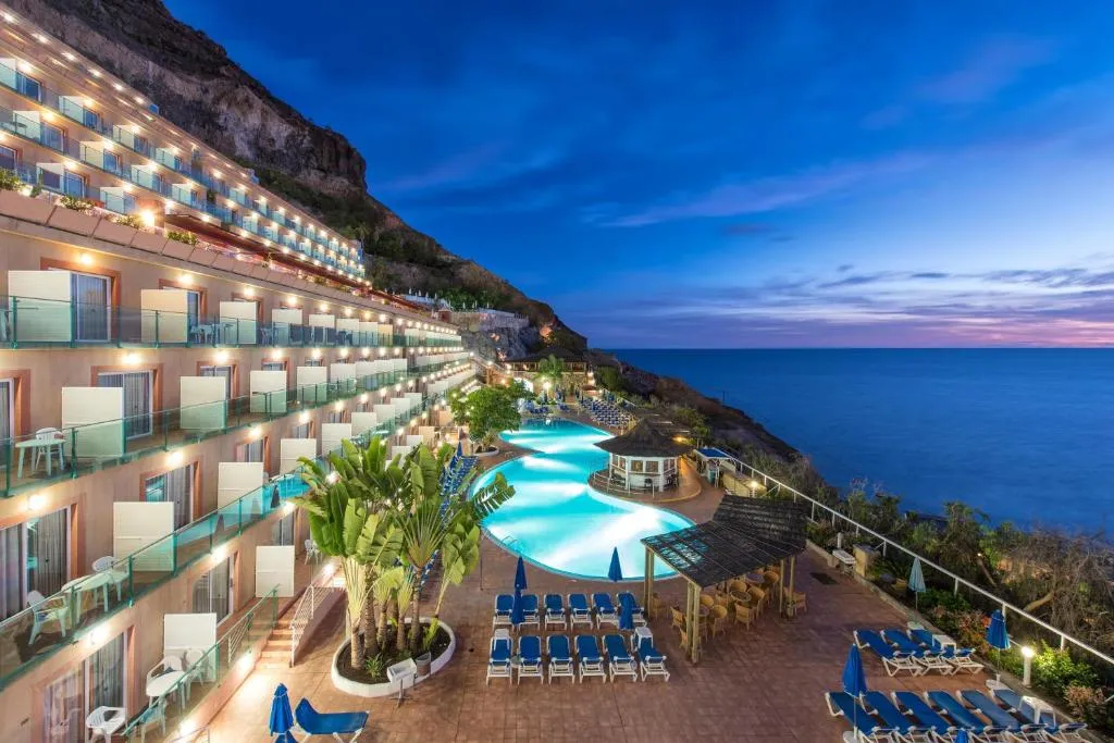 Main pool and sun terrace au Mogan Princess, Grande Canarie