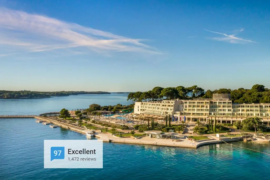 Vista exterior do hotel Isabella Island a partir do mar Adriático, Poreč