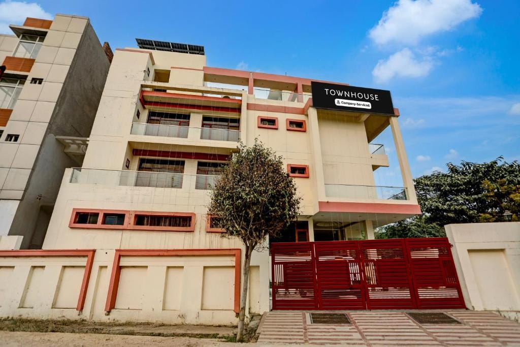 Super OYO Townhouse Gomti Nagar Sector 1 Formerly The Gahmar Inn - 4-star hotel in Lucknow, Lucknow - photo 1