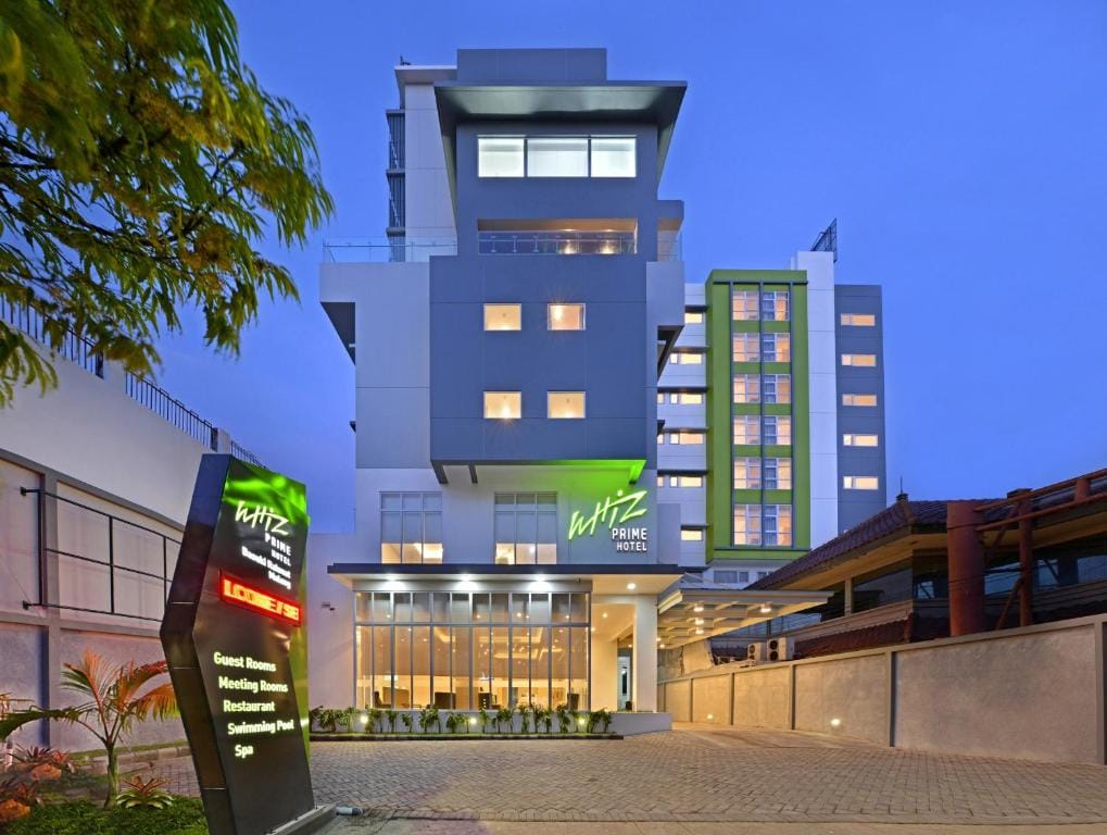 Whiz Prime Hotel Basuki Rahmat Malang - 3-star hotel in Malang, Malang - photo 1
