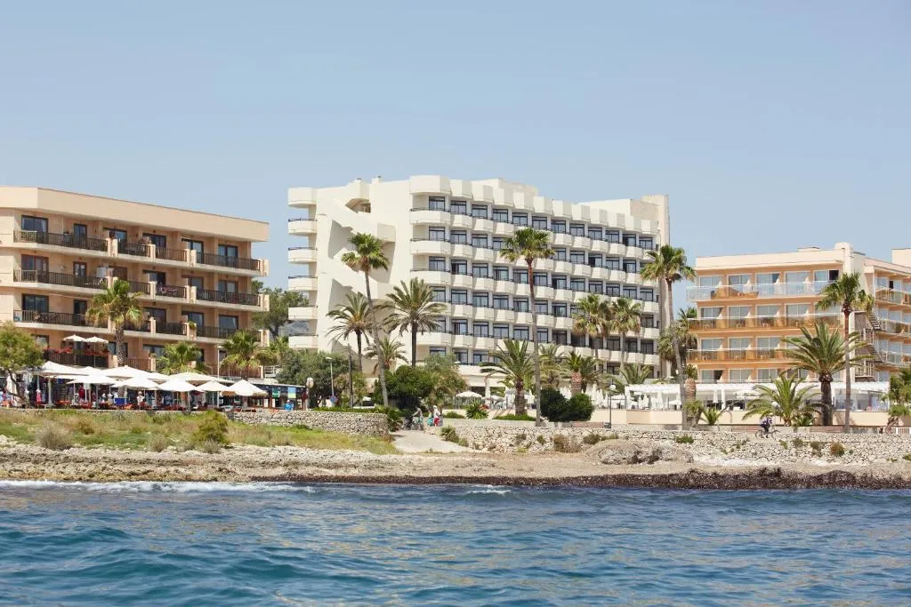 Zona de piscina del Hotel Sabina Playa en Cala Millor, Mallorca