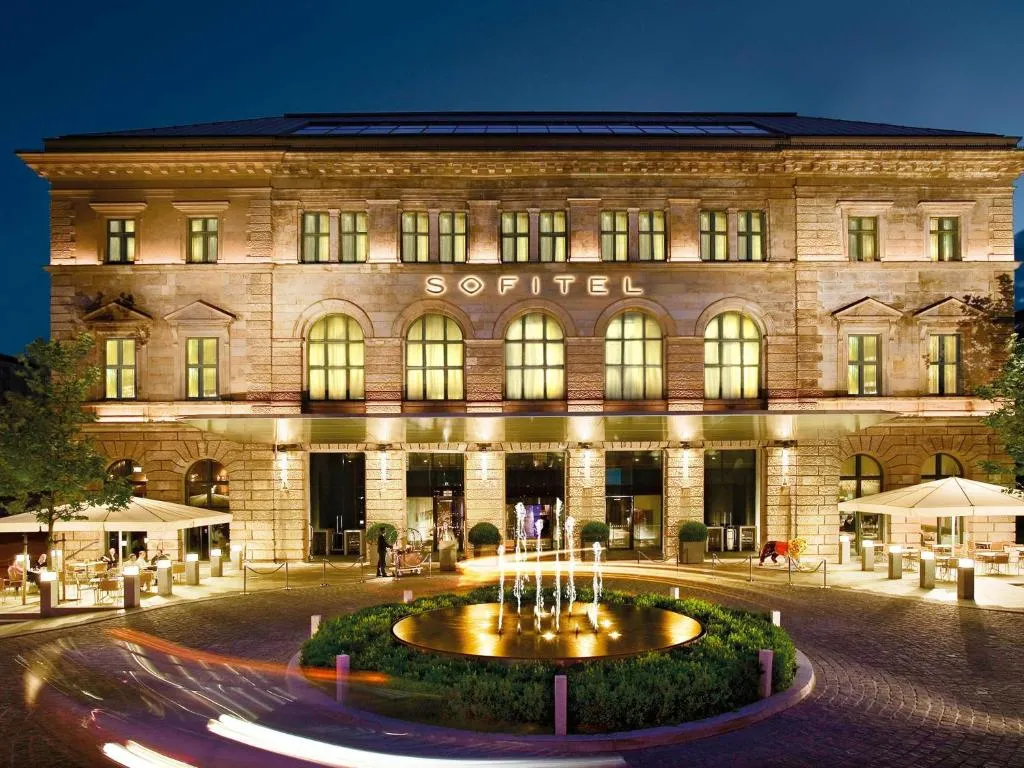Fachada histórica do Sofitel Munich Bayerpost