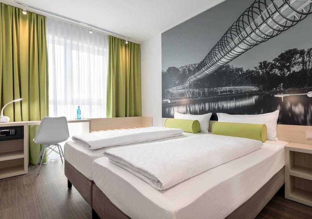 Super 8 by Wyndham Oberhausen am Centro - 3-star hotel in Oberhausen, Oberhausen - photo 1