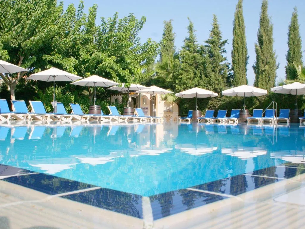 Piscina e zona infantil do Apollonia Hotel Apartments em Pafos
