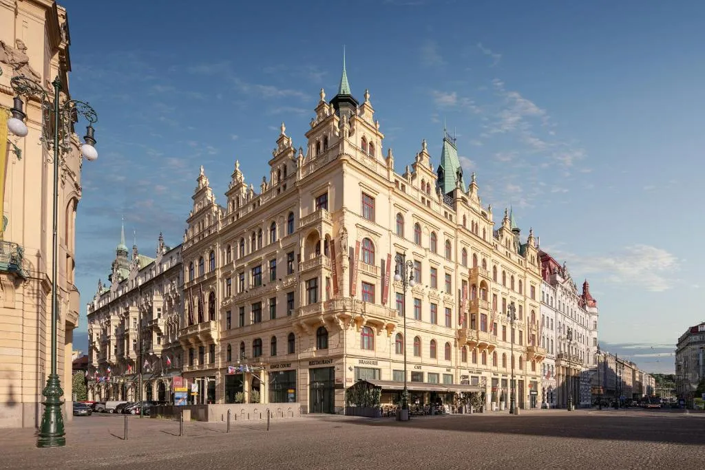 Fachada do Hotel Kings Court junto à Casa Municipal, Praga