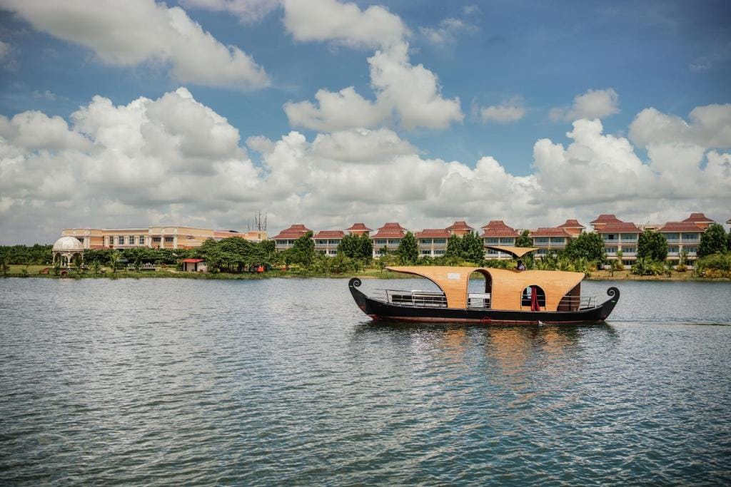 MAYFAIR Lake Resort - 5-star hotel in Raipur, Raipur - photo 1
