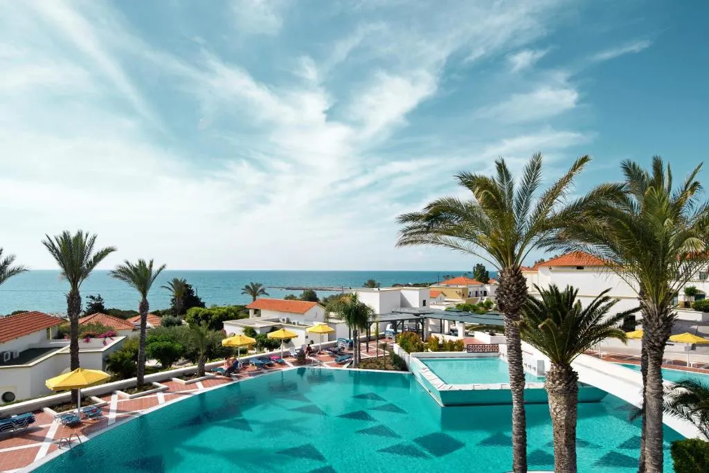El Mitsis Rodos Maris visto desde la piscina frente al mar, Kiotari