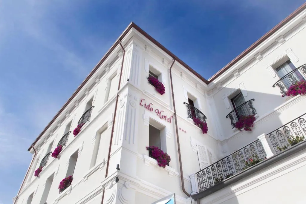 Fachada del Hotel Lido en Viserba, Rímini