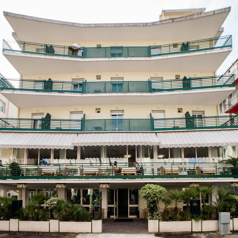 Fachada do Hotel Plaza em Rivazzurra, Rimini