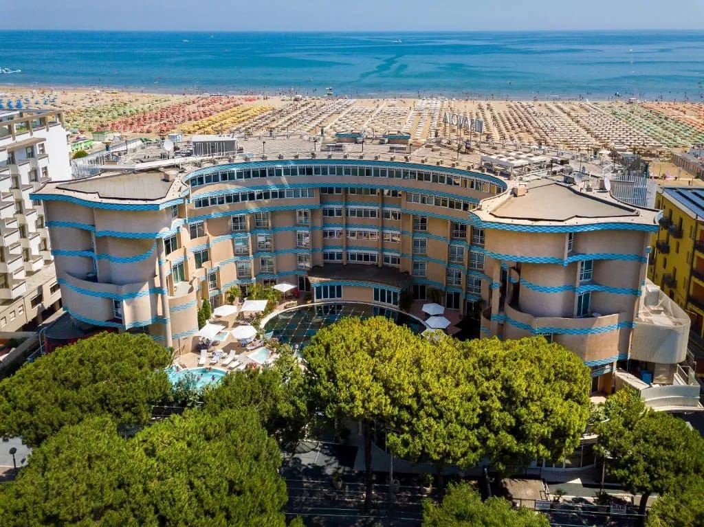 Exterior do Savoia Hotel Rimini e a sua localização à beira-mar