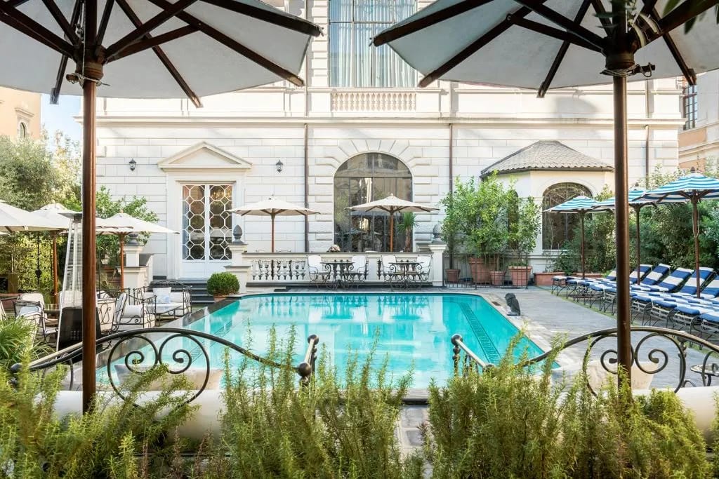 Piscina en el patio del Palazzo Dama en Roma
