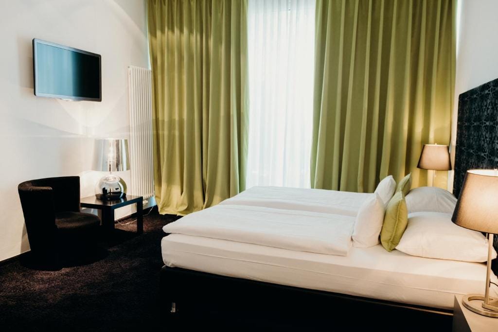 Hotel Crystal - 3-star hotel in Saarbrücken, Saarbrücken - photo 1