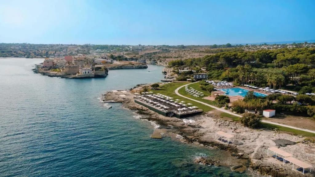 Vista aérea del resort Mangia's Brucoli cerca de Siracusa, Sicilia