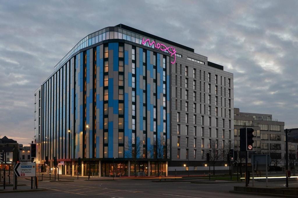 Moxy Slough - Hotel de 3 estrelas em Slough, Slough - photo 1