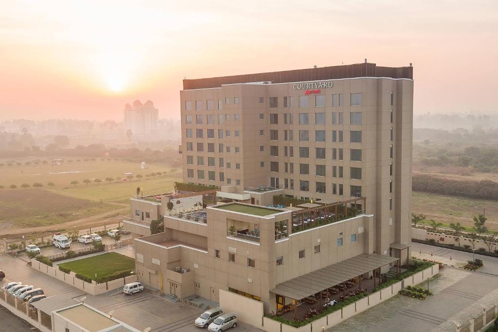 Courtyard by Marriott Surat - 5-star hotel in Surat, Surat - photo 1