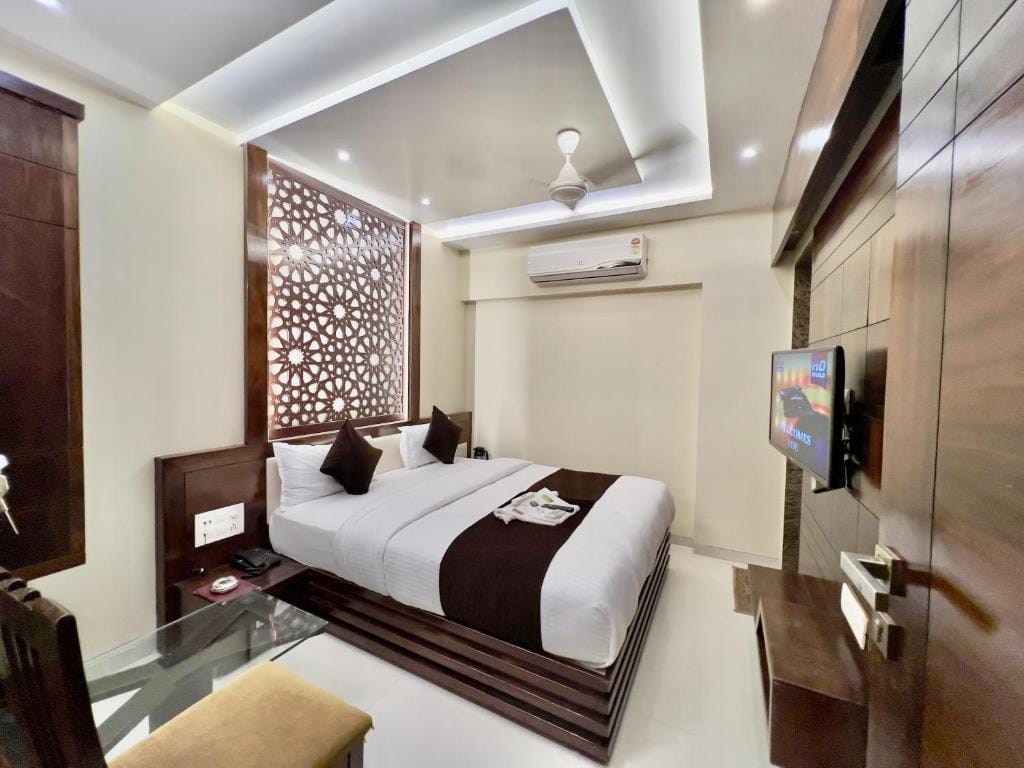 HOTEL REST INN - null-star hotel in Surat, Surat - photo 1