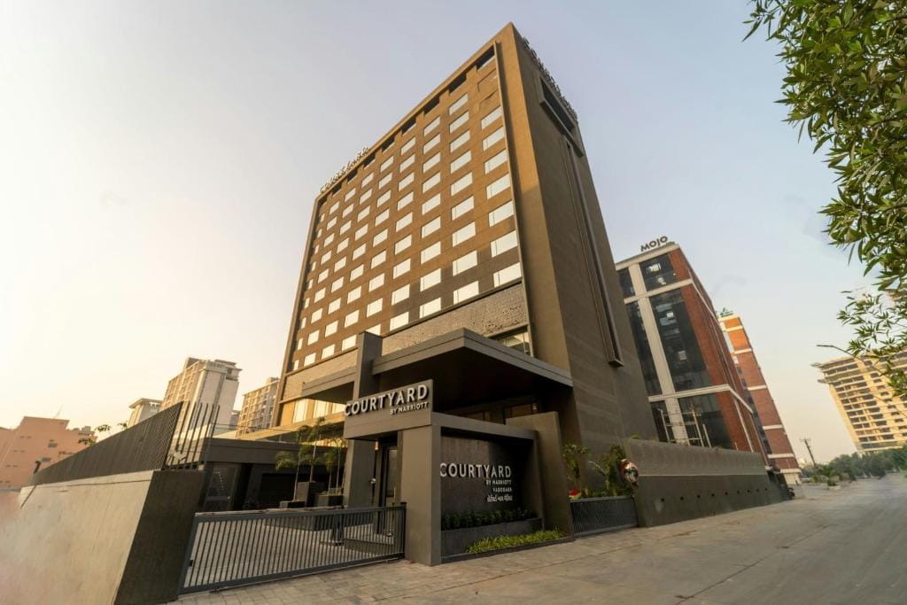 Courtyard by Marriott Vadodara - 5-star hotel in Vadodara, Vadodara - photo 1
