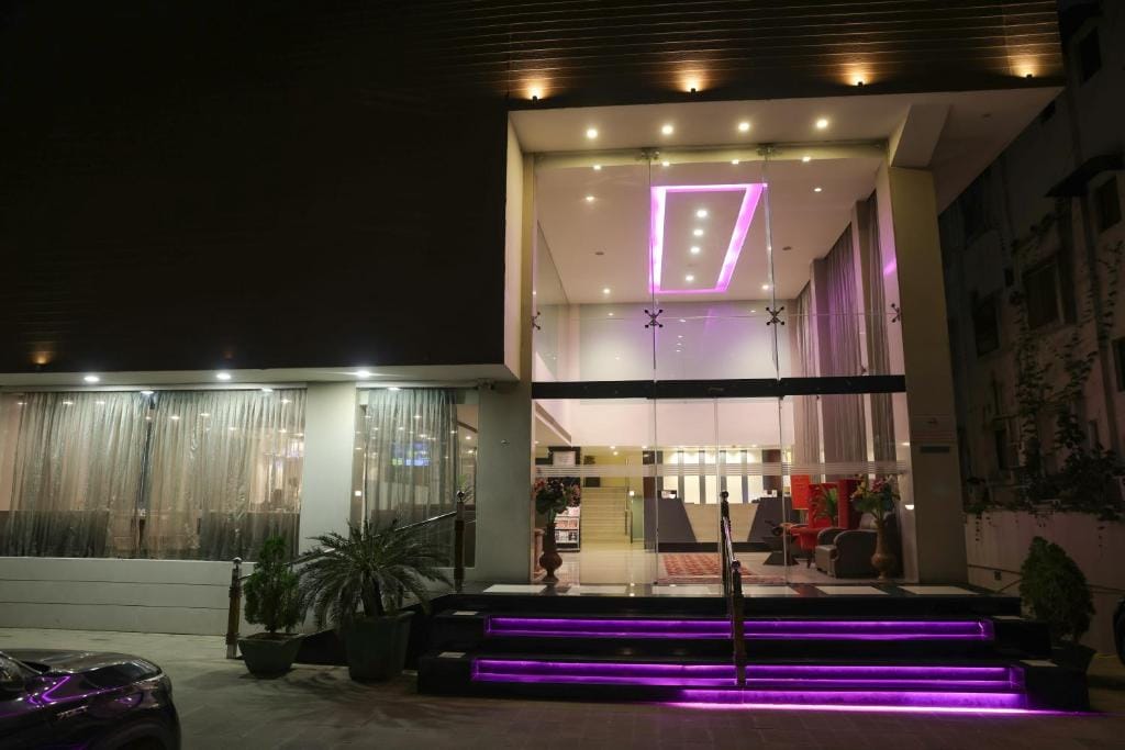 Veronica Hotel - 3-star hotel in Vadodara, Vadodara - photo 1